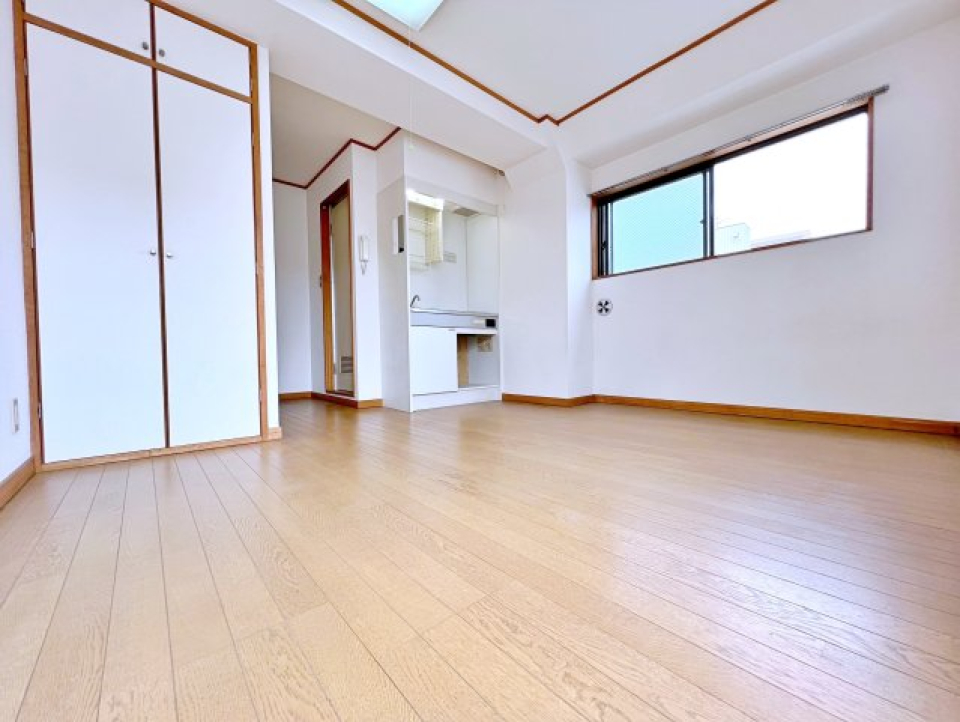 窓は２方向にあり、自然光を取り入れやすそうです。