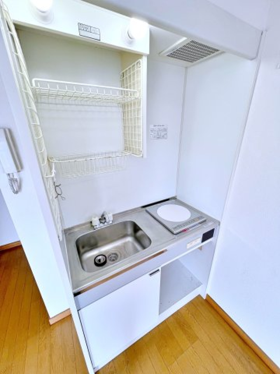 １口のガスコンロが設置されたキッチン。吊り収納やラックなど上手に活用して帖地環境を整えたいですね。