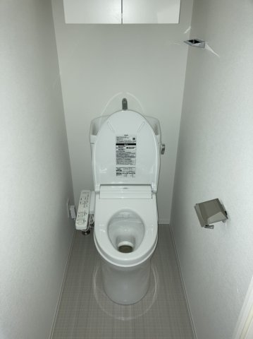 トイレです。嬉しい収納棚付きです。
