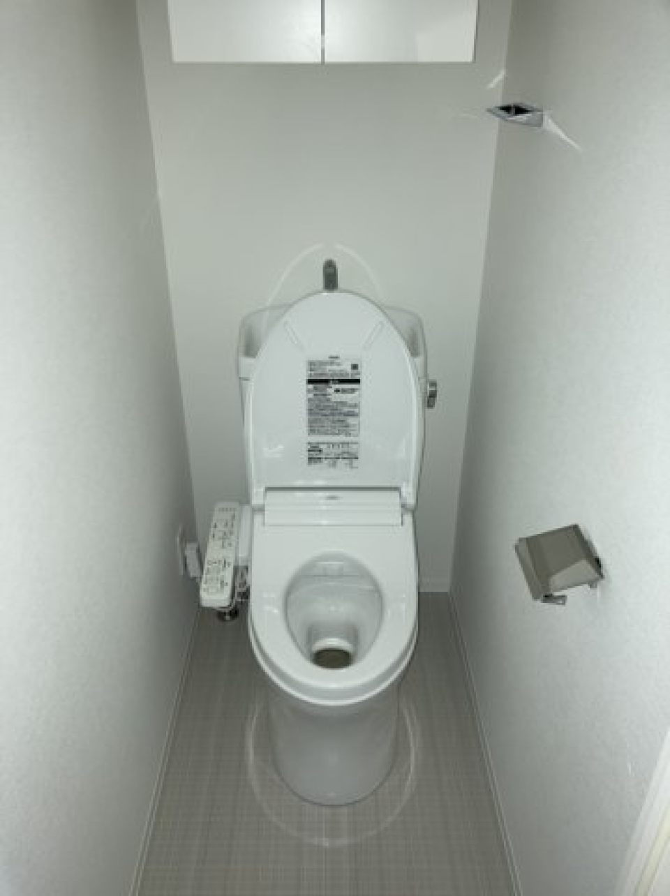 トイレです。嬉しい収納棚付きです。