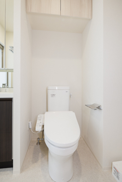 トイレです。頭上に収納棚が付いています。
※写真は同タイプ住戸です。