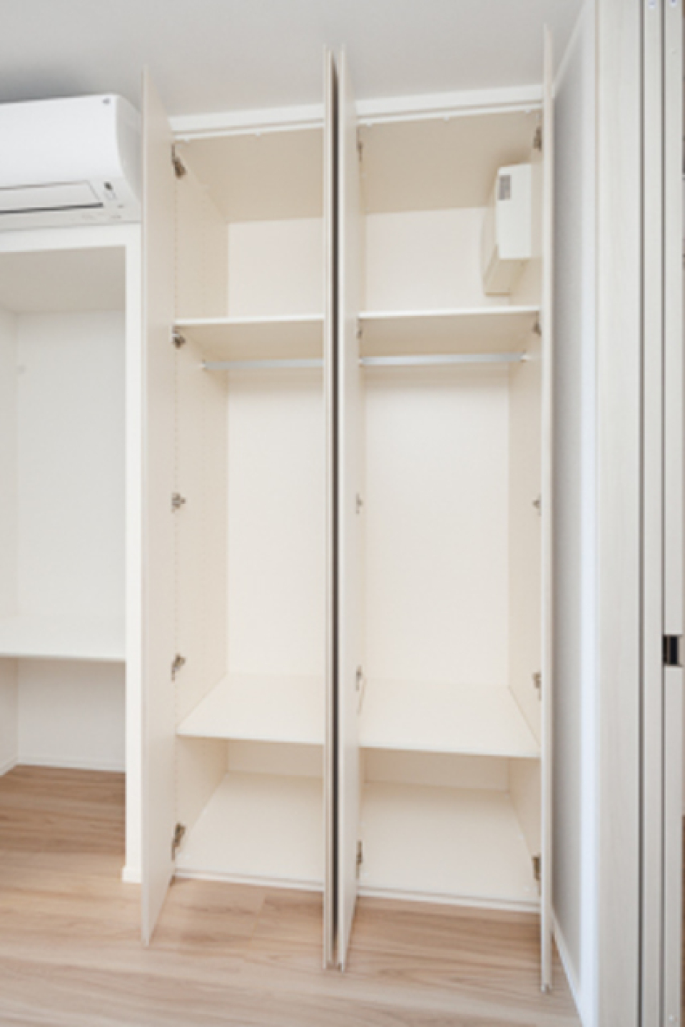 クローゼットの中の様子です。
※写真は同タイプ住戸です。