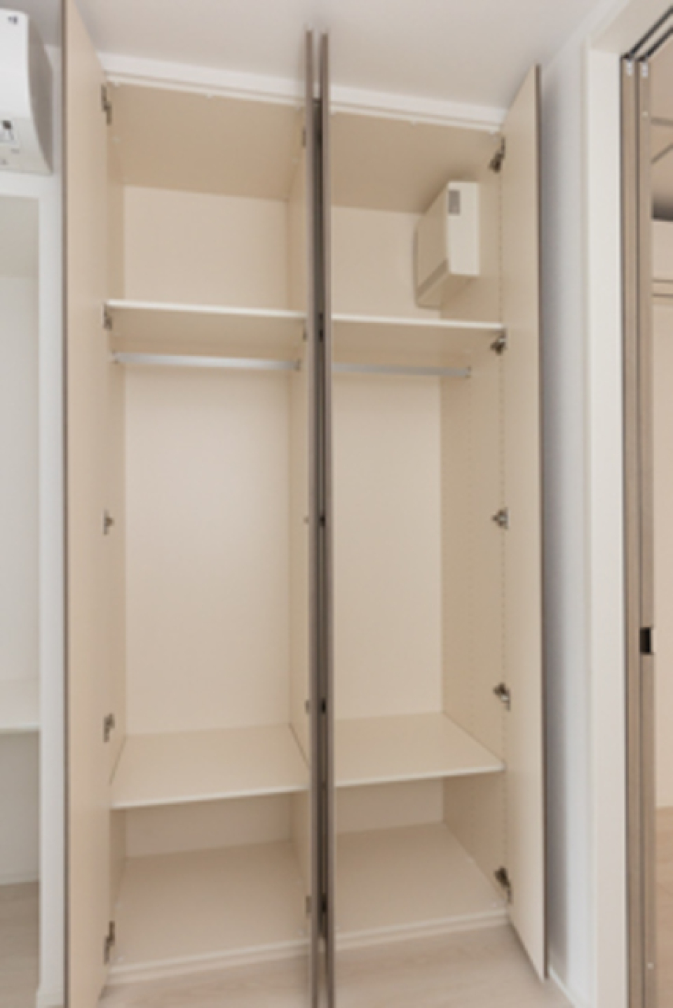 クローゼットの中の様子です。
※写真は同タイプ住戸です。
