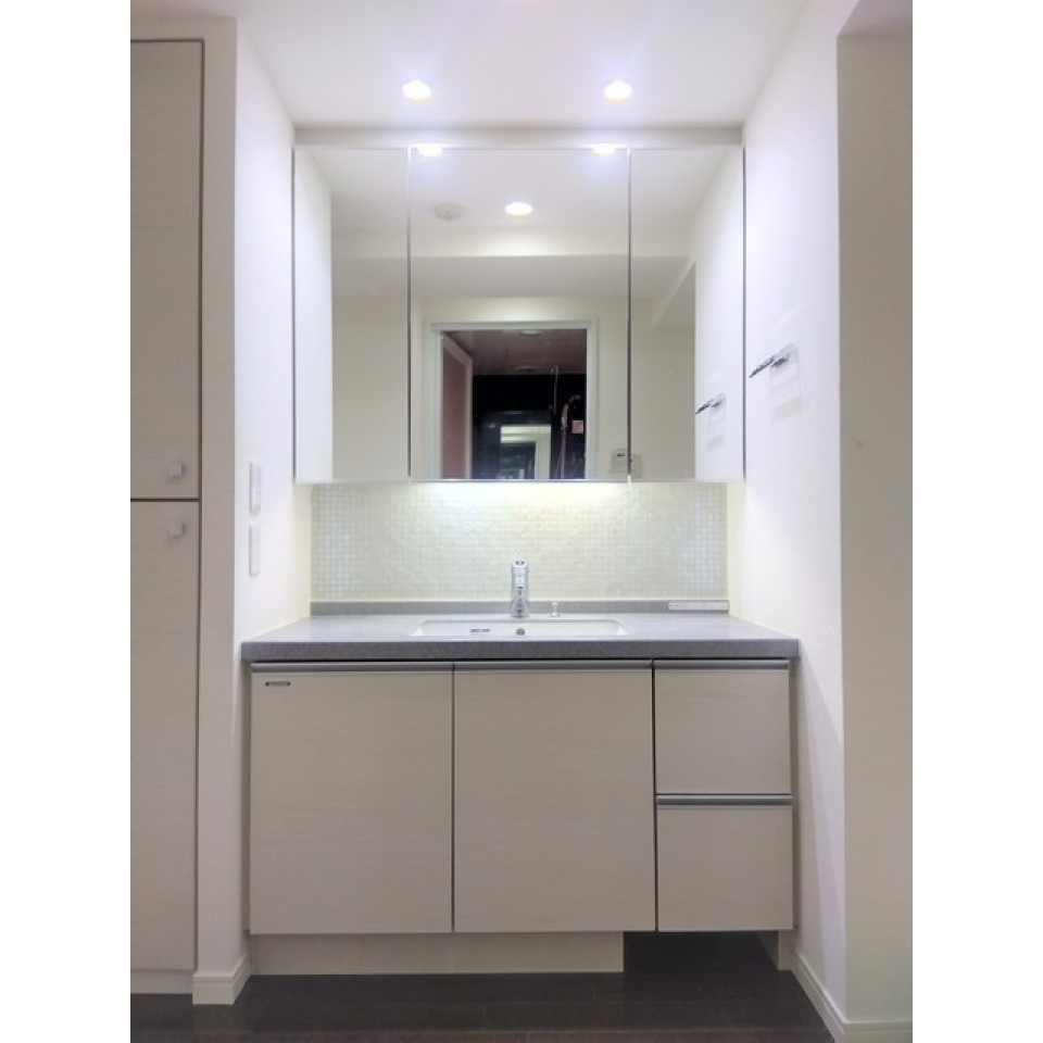 大きな鏡が嬉しい。三面鏡の洗面台です