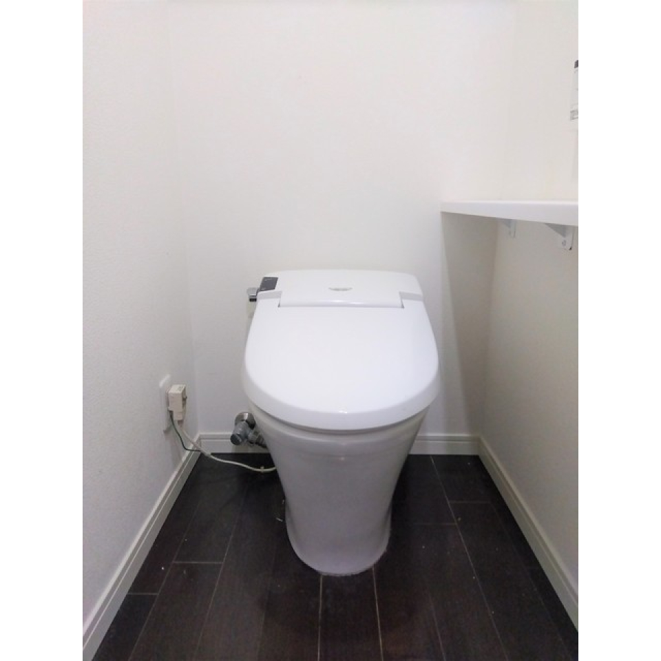 トイレは棚付き。