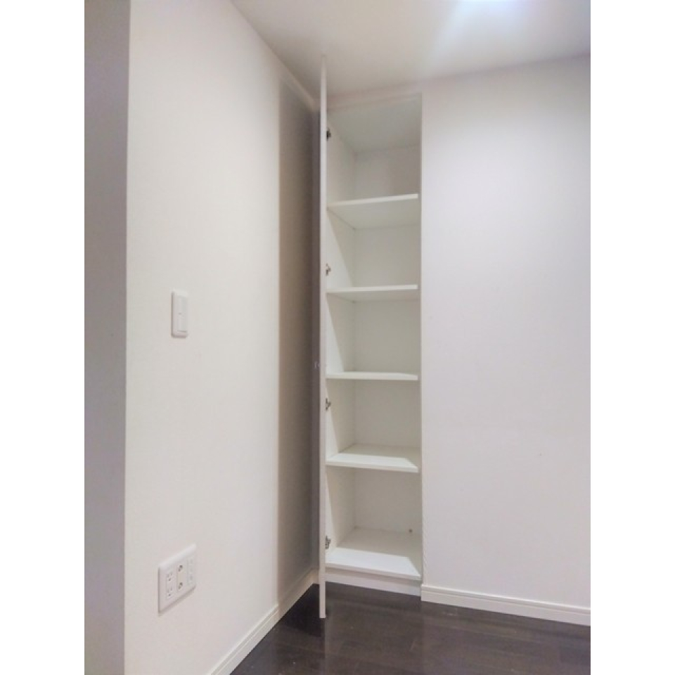 リビングにある収納は、日用品など仕舞うのに便利。