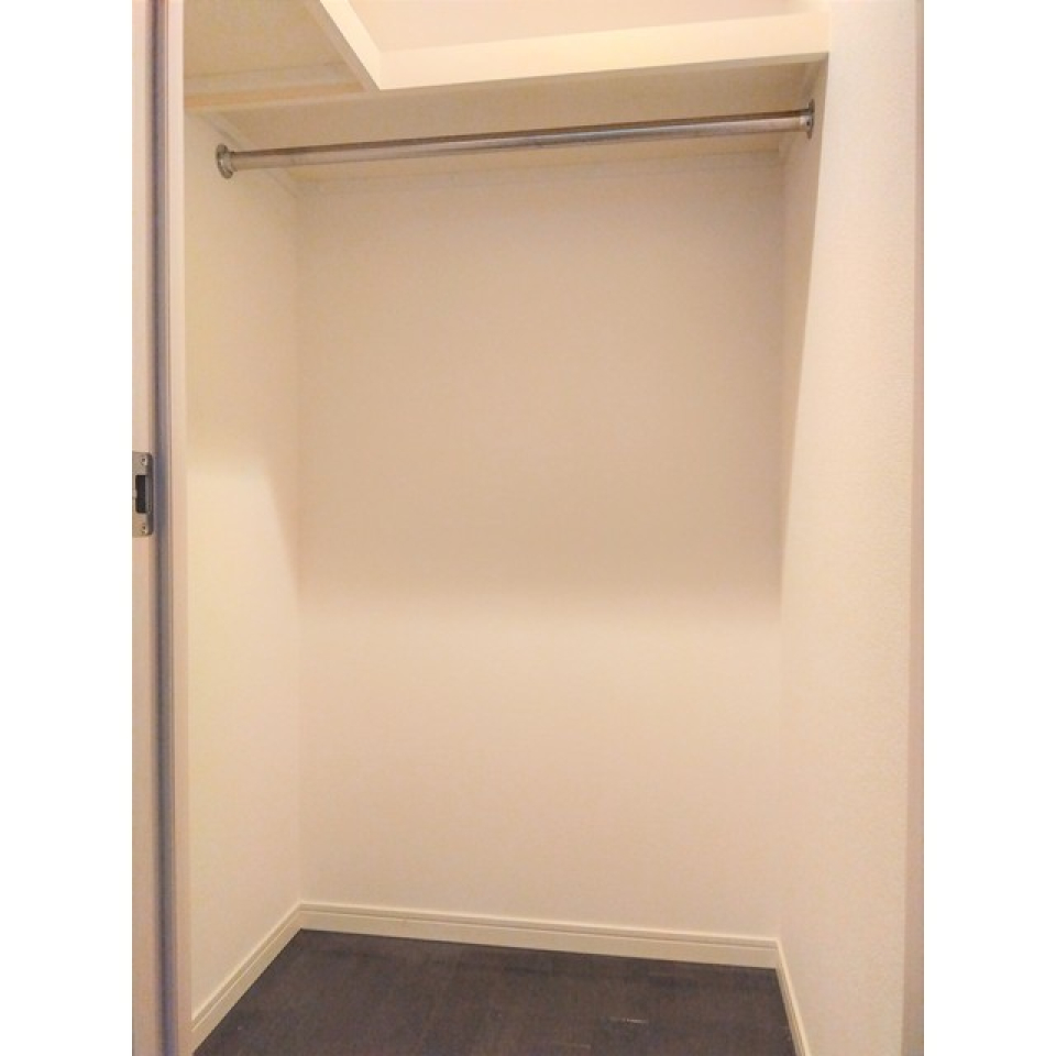 ハンガーラックの収納もあるので長い衣類はここに。