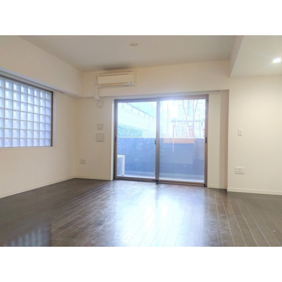 リビングは13.7帖。ガラスブロックから差し込む光りが優しい。床暖房がついているので、冬でも足元がポカポカです。