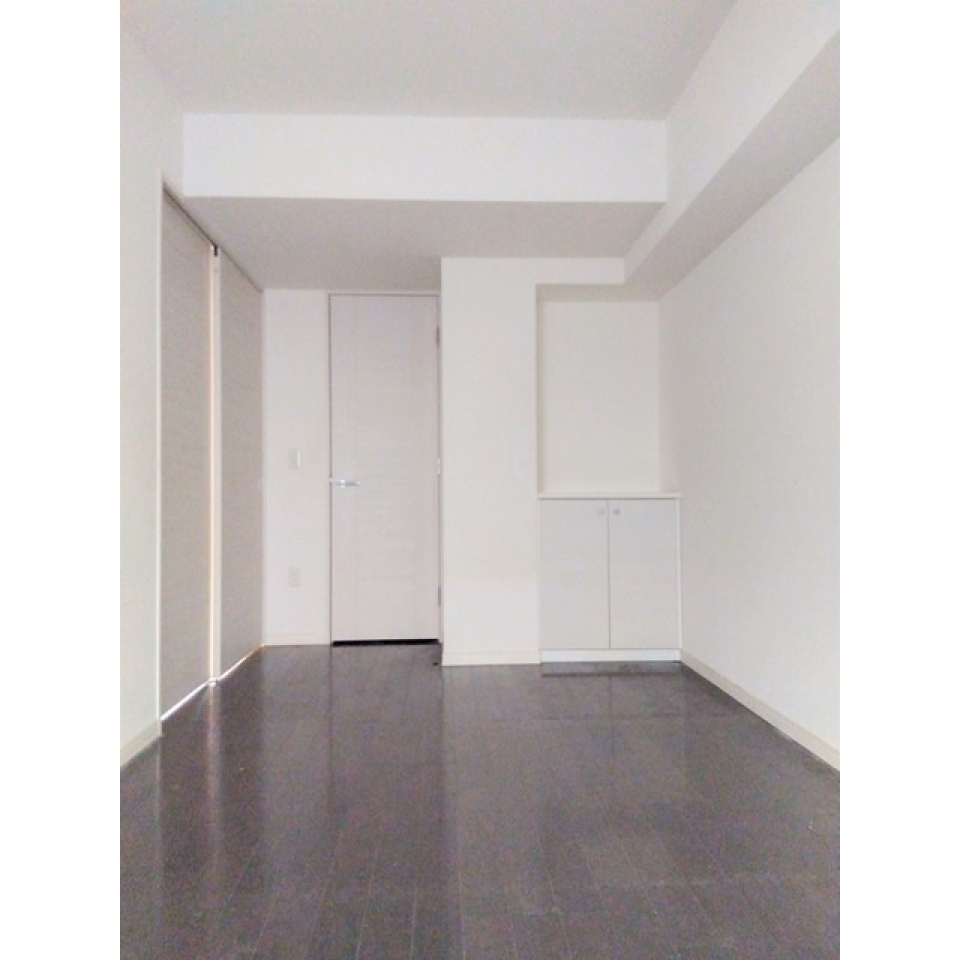 ニッチのある7.4帖の洋室