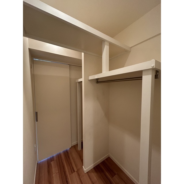 洋室は嬉しいウォークインクローゼットが付きです。