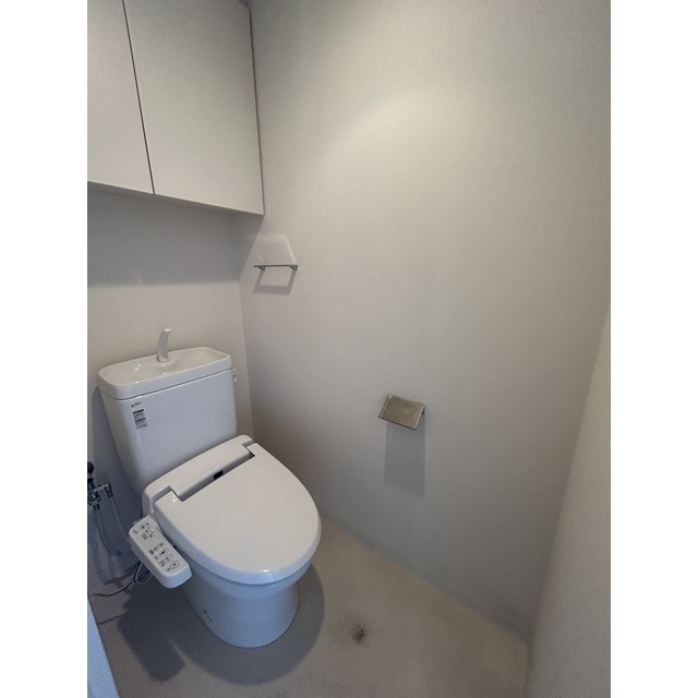 トイレです。頭上に収納棚が付いています。