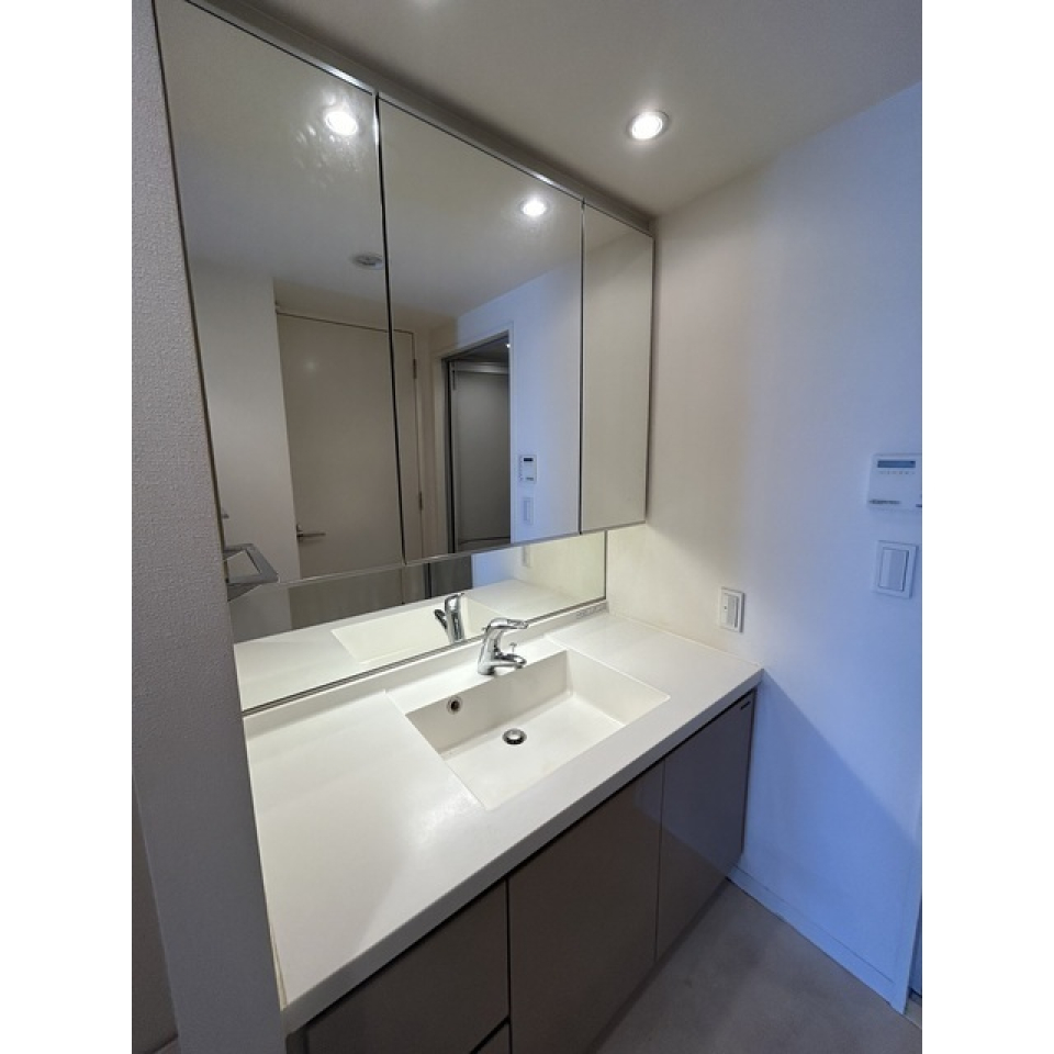 洗面台です。広々と使用できます。