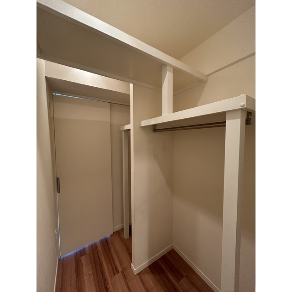 洋室は嬉しいウォークインクローゼットが付きです。