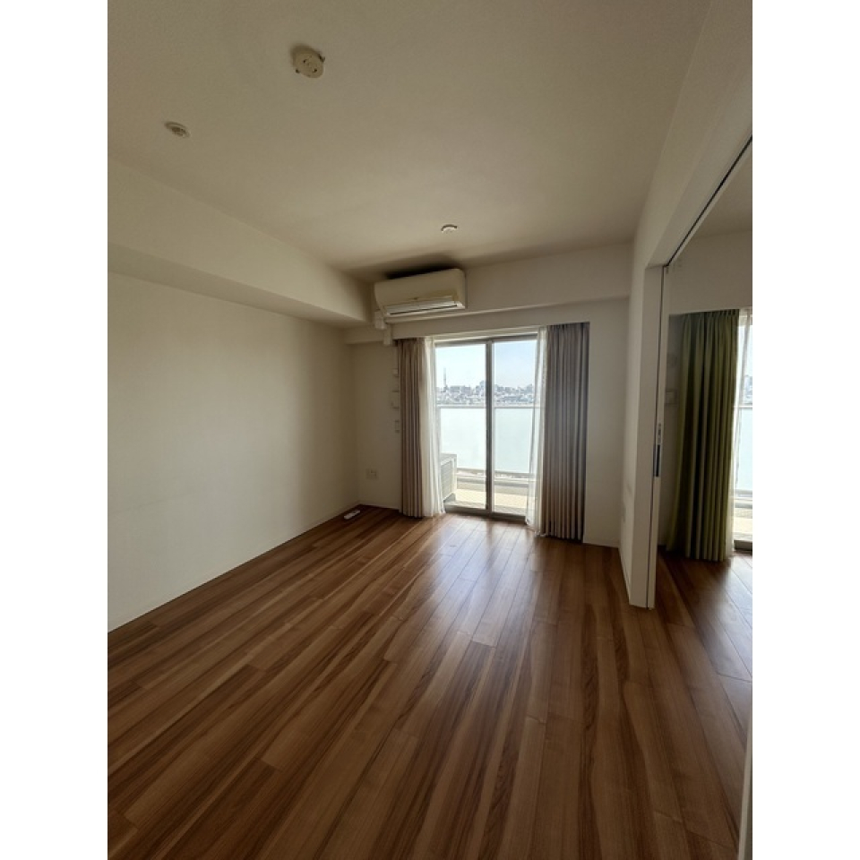 右手に洋室があります。