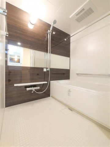 ブラウンのパネルが導入された浴室です。