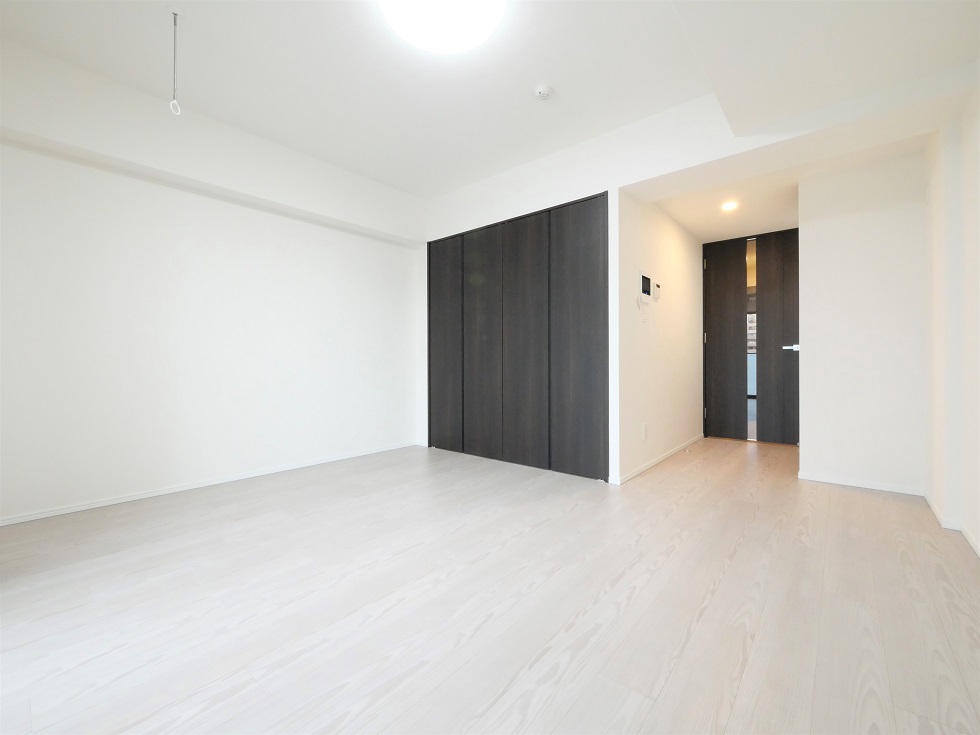 白くまとめられた洋室に黒い建具があります。