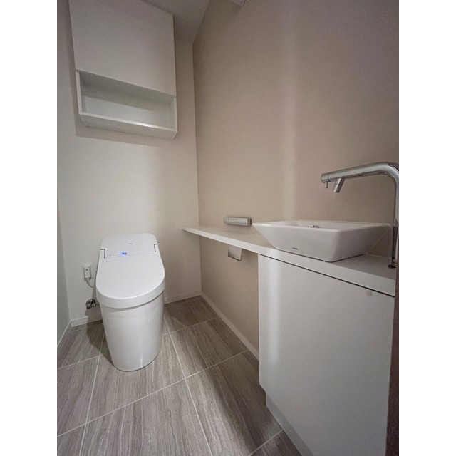 お手洗いの洗面ボウルの形がおしゃれ。