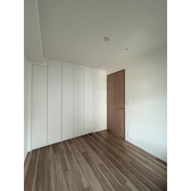 バルコニーに面している洋室は約６帖です。