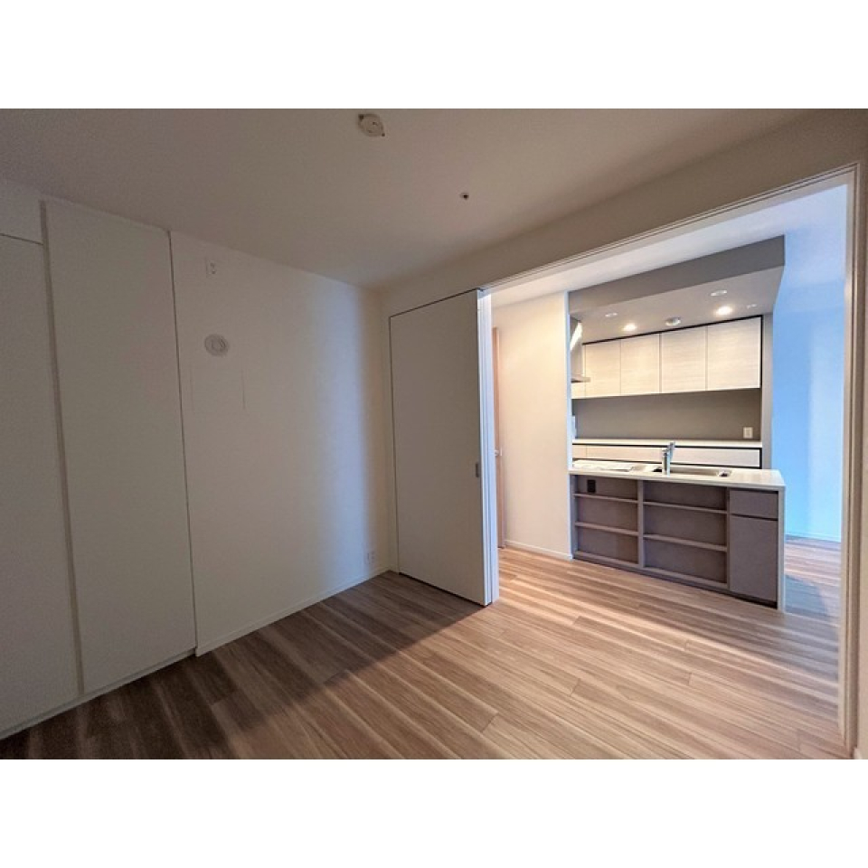 約５帖の洋室からキッチンが見えます。