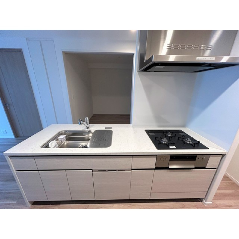 3口のガスコンロが設置されています。