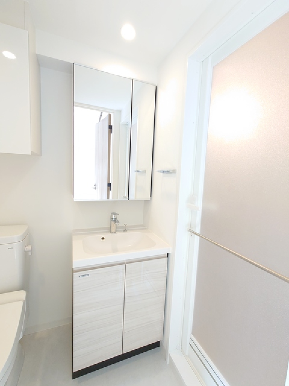 白ベースの清潔感ある洗面台です。
※写真は同タイプ住戸です。