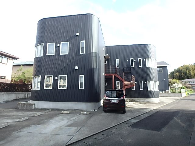 周りは自然のある住宅街。黒で海外風の建物は目立ちますね！