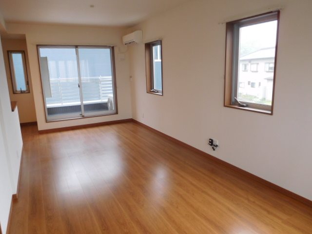 小窓もついているので日当たりgoodです！奥の窓からはバルコニーへ出られます。