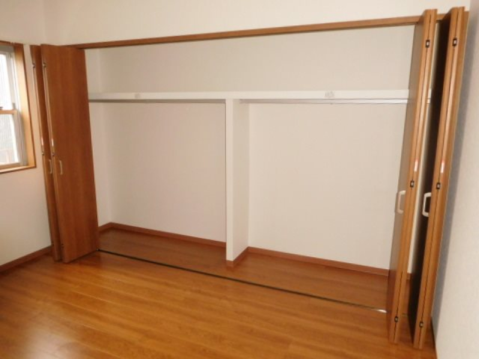 たっぷり収納できるクローゼット。縦にも仕切られているので、使う人や服の種類で分けられます！