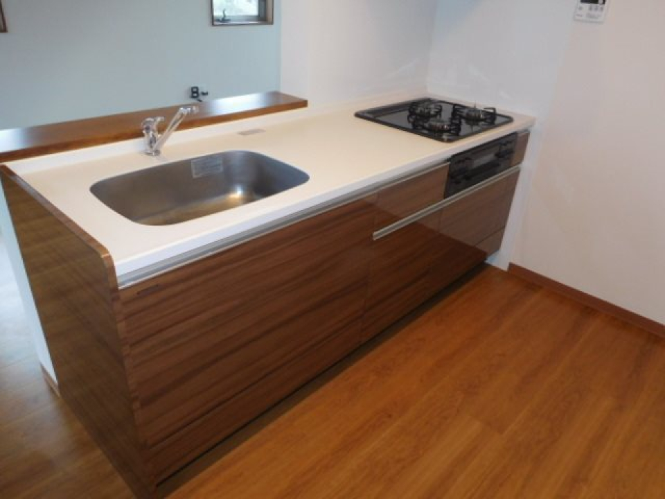 ダークウッドテイストのキッチン。オシャレなキッチンでオシャレな料理を。