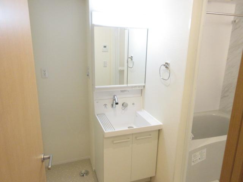 洗面台と洗濯機は隣同士に置くことができます。