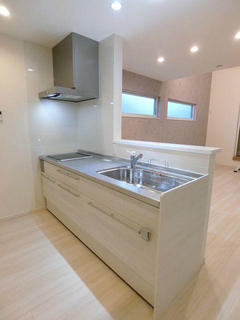 IHコンロが導入されています。やや高めの腰壁のおかげで、調理時についちらかりがちなシンク周りがリビングから見えないようにしてくれています。