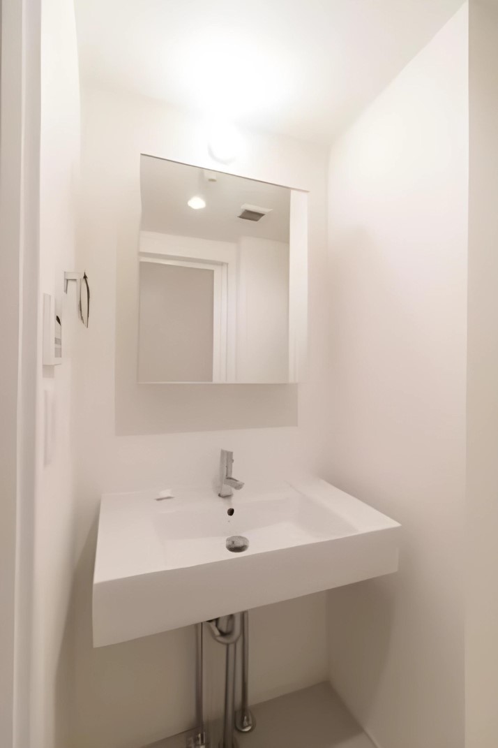 足元がすきっりとしたデザインの洗面台です。※写真は同タイプ住戸です。