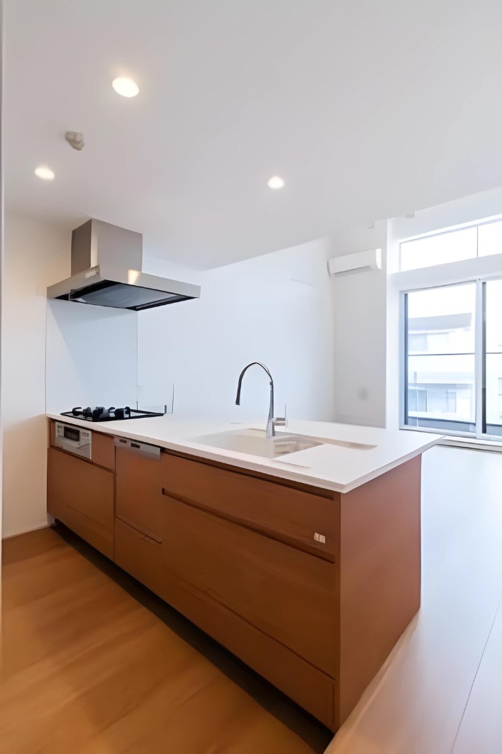 ３口のガスコンロとゆとりあるワークトップのキッチン。※写真は同タイプ住戸です。