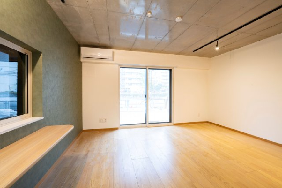 １２．７帖の洋室です。カウンターがあり、勉強や作業をするときに便利です。