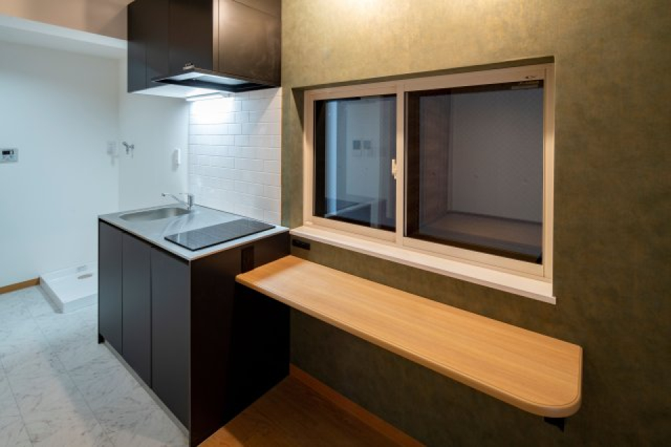 カウンター横にキッチンがあります。食事をする場所にしてもいいかもしれません。