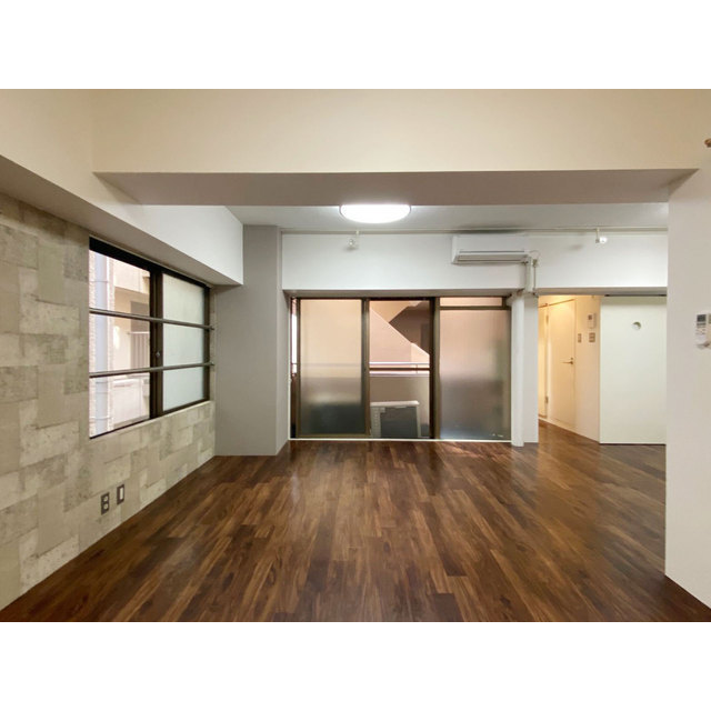 １０．５帖のLDKです。部屋の雰囲気に合わせて柄の壁紙が貼られています。