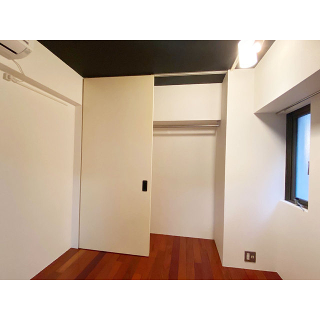 洋室の天井は黒でシック。収納も完備されていて、整理整頓に便利です。