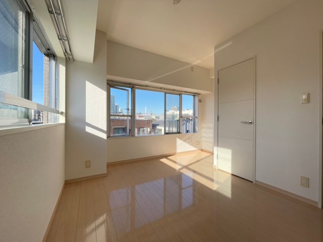 こちらにも窓がついており光が差し込みます。