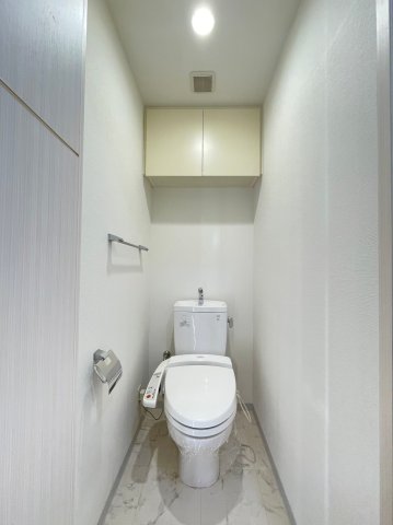 トイレです。頭上に収納棚が付いています。