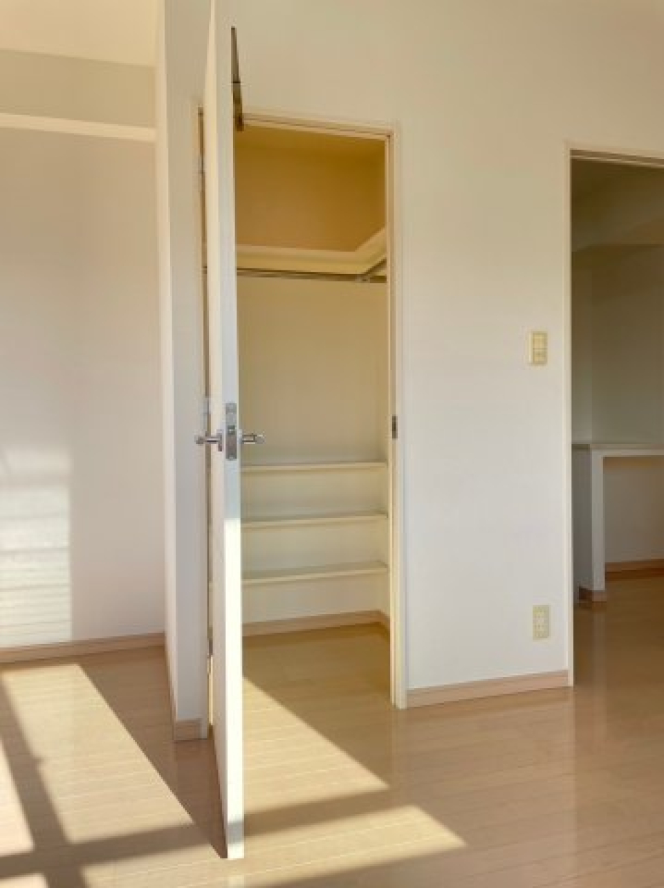 嬉しいクローゼット付きです。