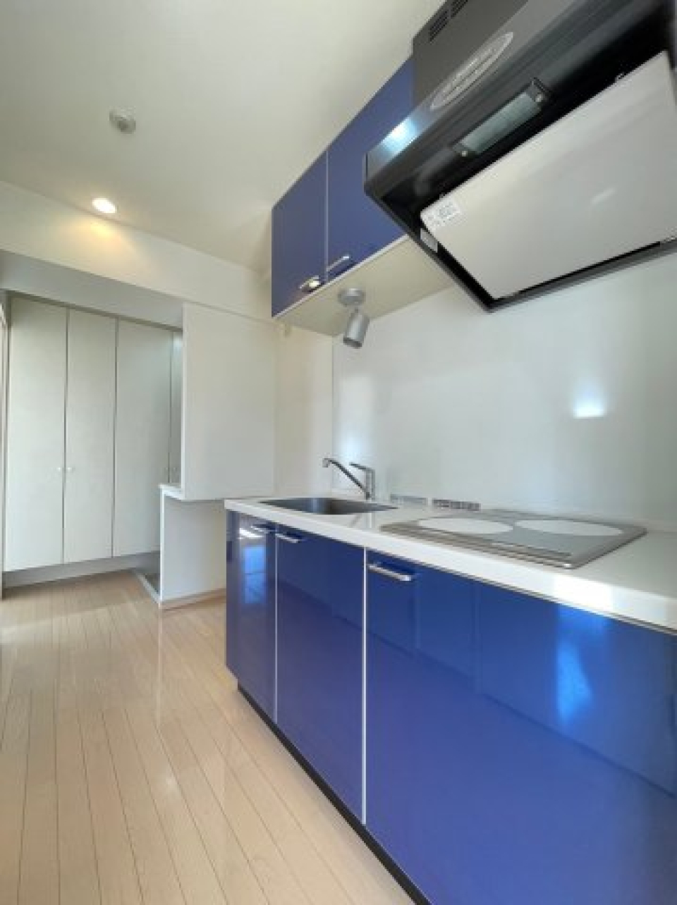 鮮やかなブルーが特徴的なキッチンです。