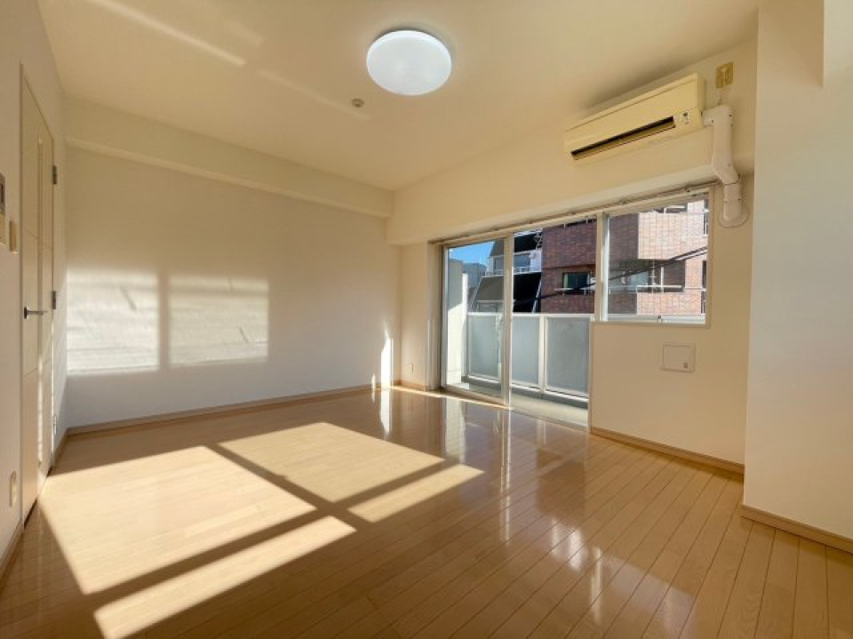 角部屋のため光が入ってきやすいです。