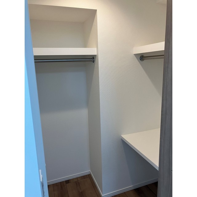 洋室は嬉しいウォークインクローゼット付きです。