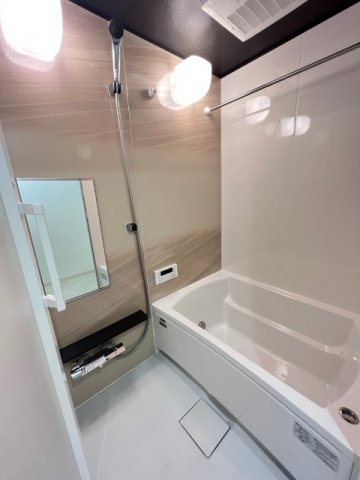 ナチュラルなパネルが採用された浴室です。