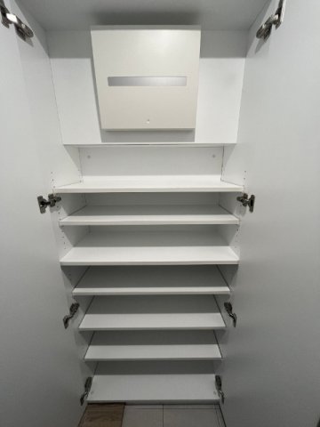 可動式の棚。靴のサイズに合わせて高さを調節できます。