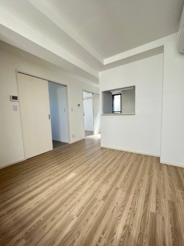 １０．６帖のLDK。北、西、南向きに窓があります。