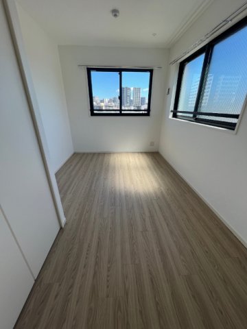 ５．３帖の寝室、南と東側に窓があります。