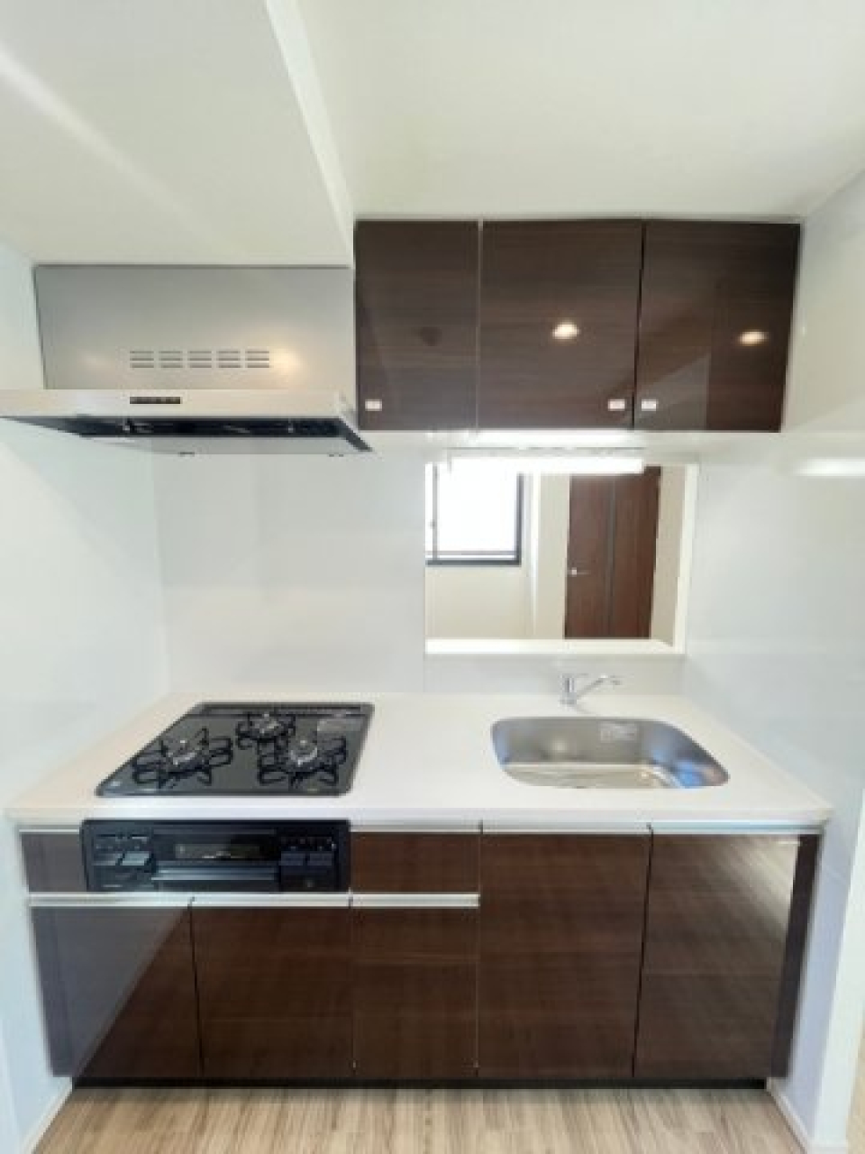 ３口のガスコンロが設置されています。