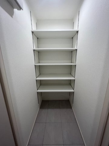 シューズボックス。靴以外にも傘など場所をとようなものも置けます。