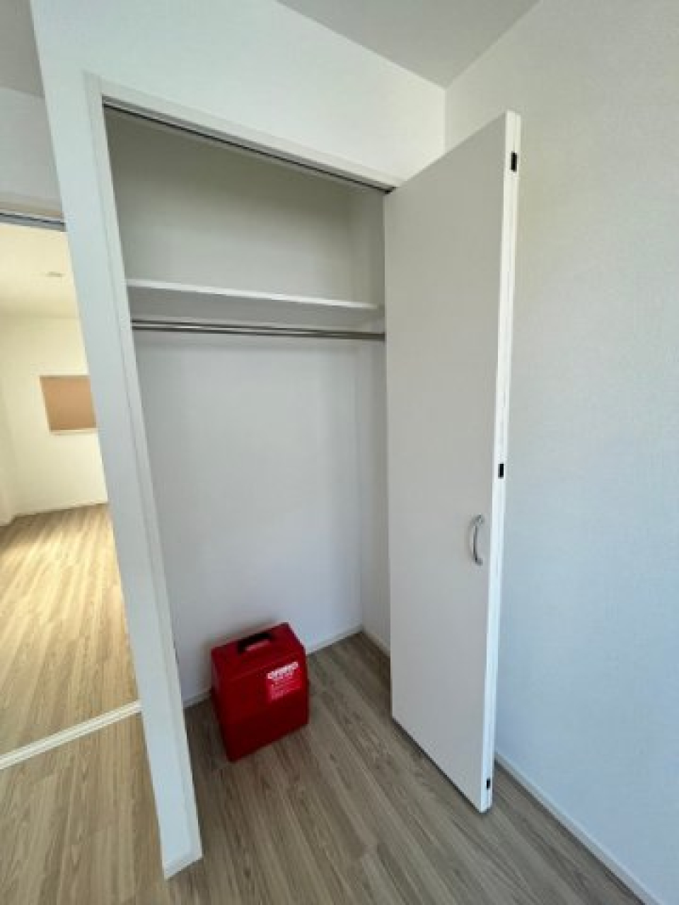 長い衣服も収納できるクローゼット。